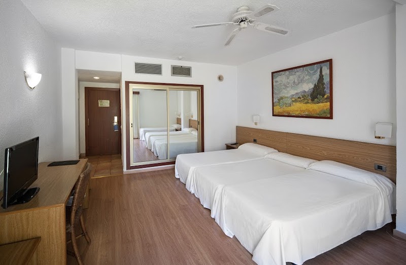 habitacion cuadruple catalonia punta del rey 02