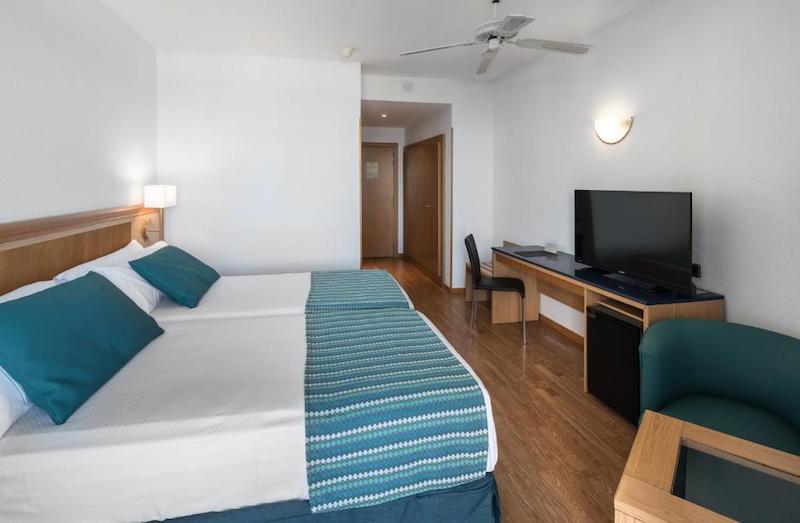 habitacion cuadruple terrace vista mar catalonia las vegas 02