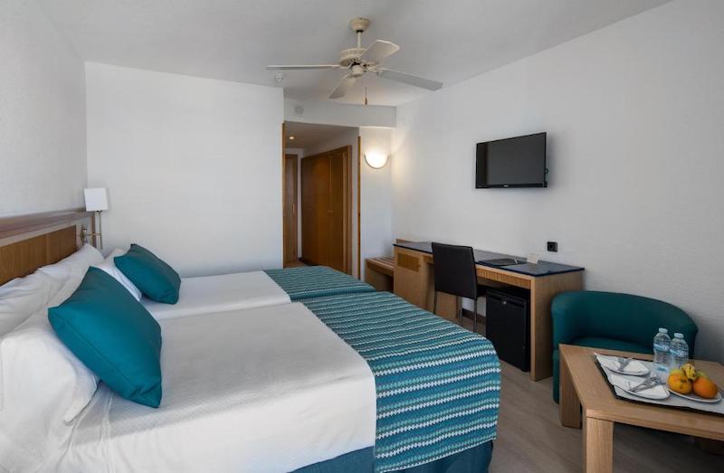 habitacion cuadruple terrace vista mar catalonia las vegas 03