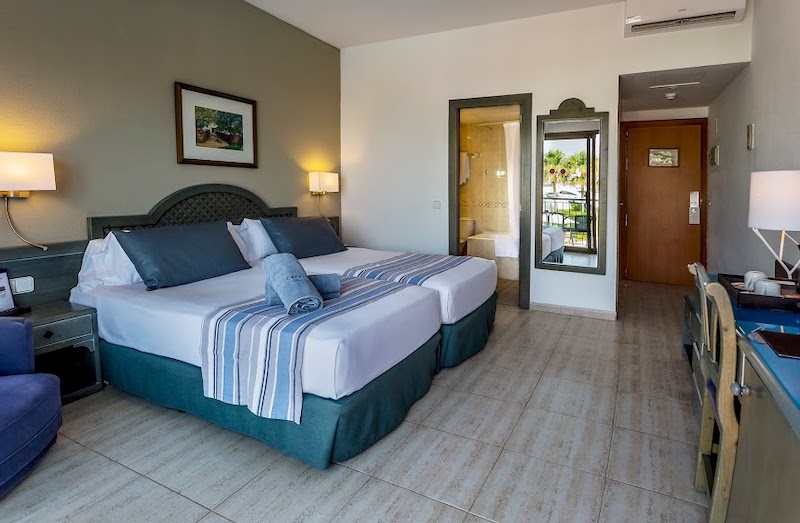 habitacion doble vista mar con terraza catalonia ses estaques 03