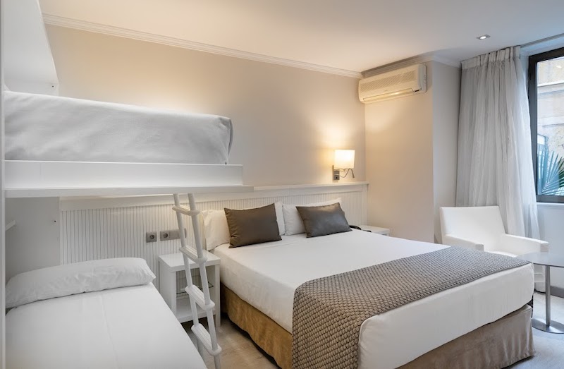 habitacion familiar catalonia roma 01