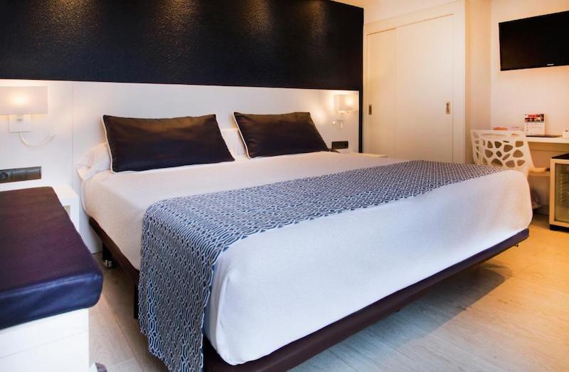 habitacion individual pool view catalonia del mar 03