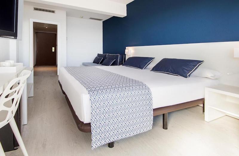 habitacion terrace superior mountain view catalonia del mar 02