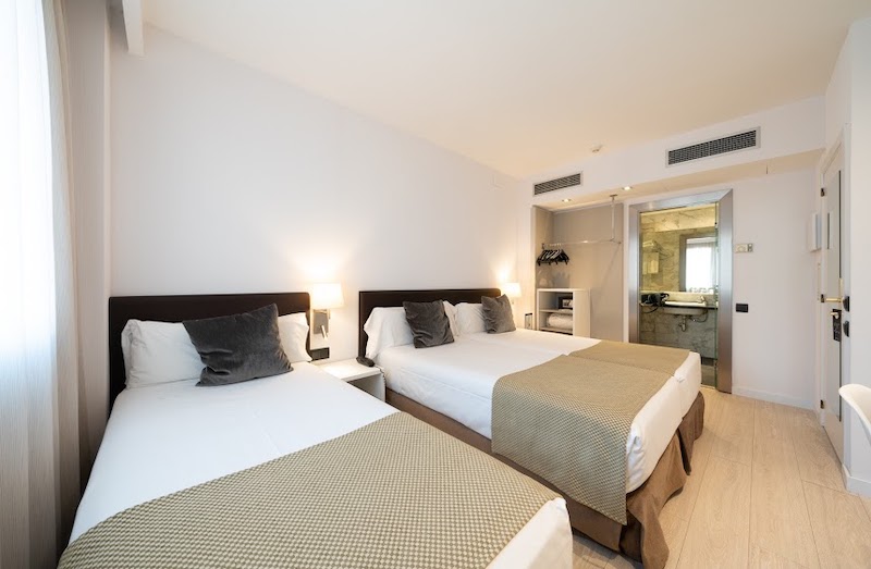 habitacion triple catalonia albeniz 03