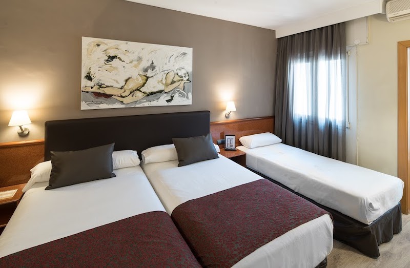 habitacion triple catalonia castellnou 02