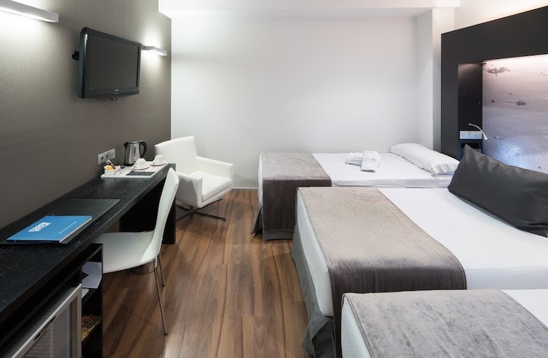 habitacion triple catalonia catedral 03