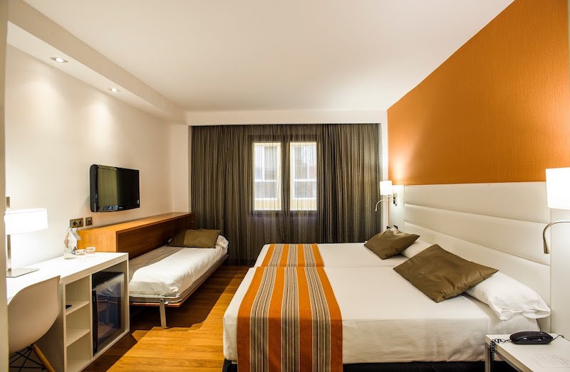 habitacion triple catalonia floridablanca 01