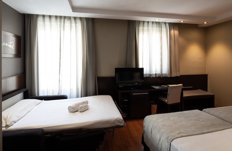 habitacion triple catalonia goya 02