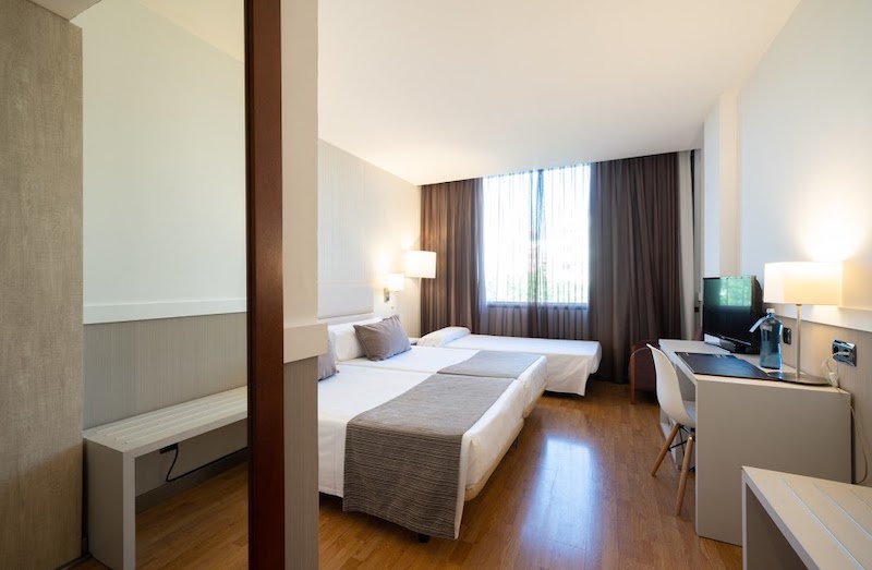 habitacion triple catalonia gran hotel verdi 02
