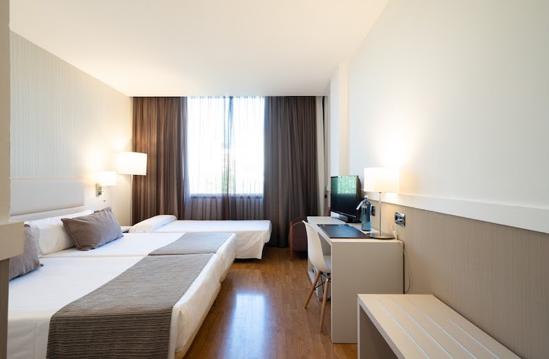 habitacion triple catalonia gran hotel verdi 03
