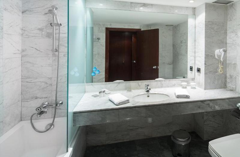 habitacion triple catalonia gran hotel verdi 05