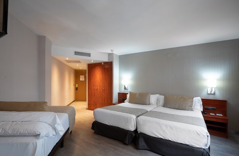 habitacion triple catalonia park putxet 01