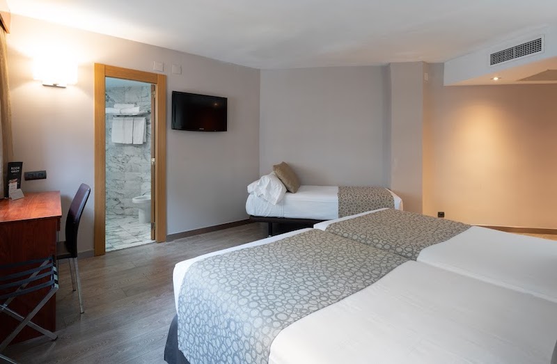 habitacion triple catalonia park putxet 02