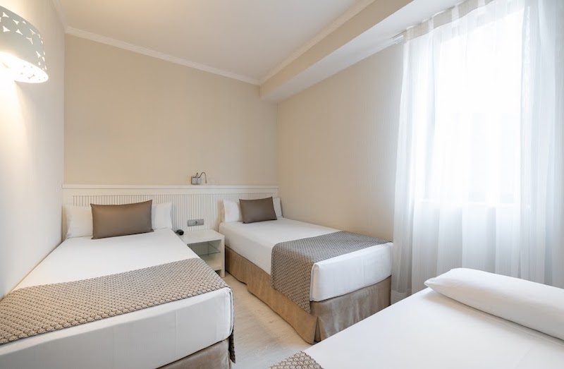 habitacion triple catalonia roma 03