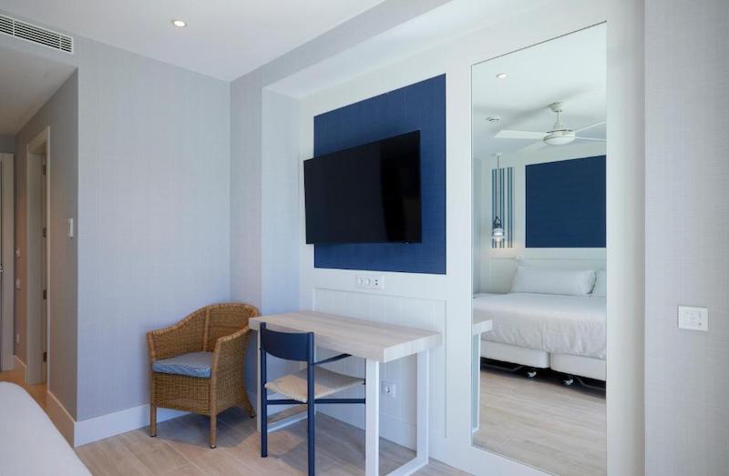 habitacion triple premium catalonia mirador des port 04