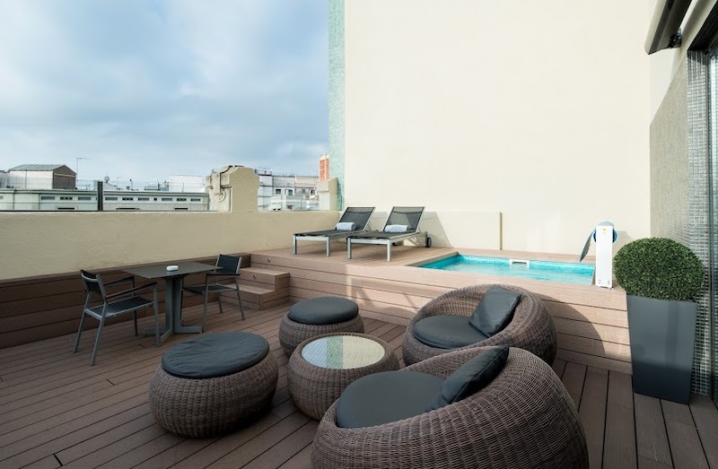 superior terrace deluxe pool catalonia catedral 04