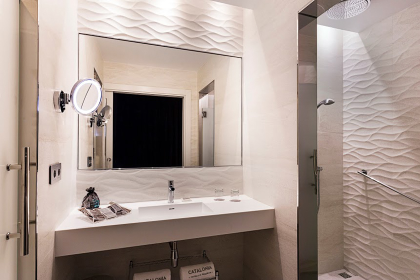 catalonia ronda hab junior suite bathroom 01