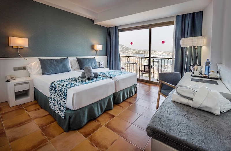 habitacion deluxe vista mar terraza catalonia ses estaques 01