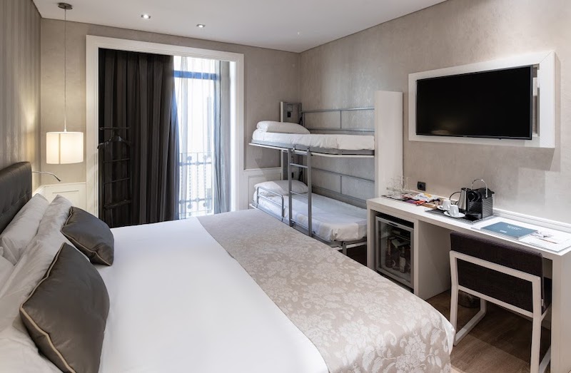 habitacion familiar catalonia puerta del sol 01