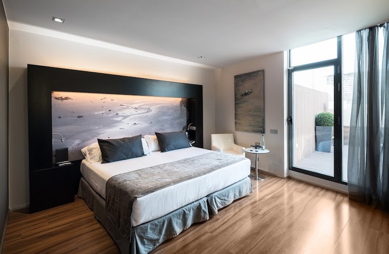 habitacion superior terrace swimiming pool catalonia catedral 01