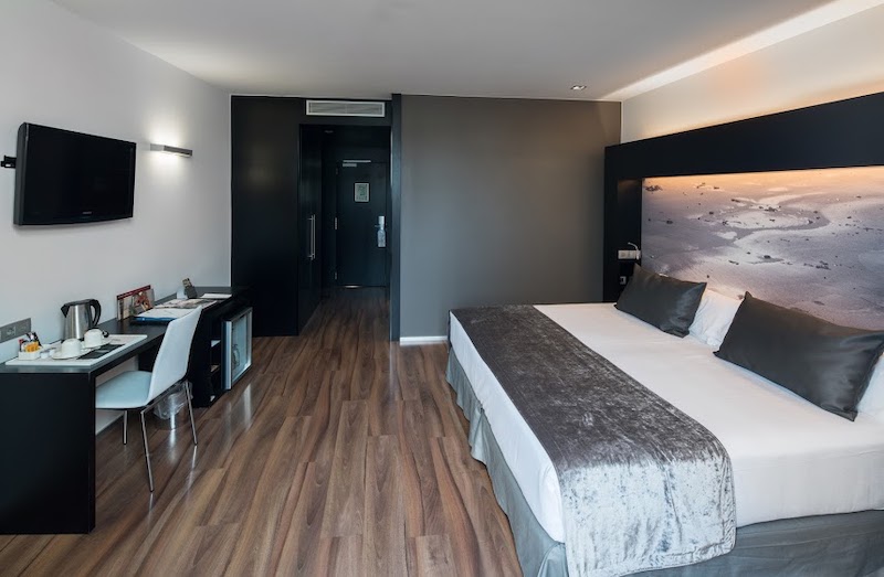 habitacion superior terrace swimiming pool catalonia catedral 02