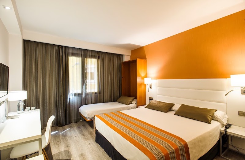 habitacion triple catalonia floridablanca 02