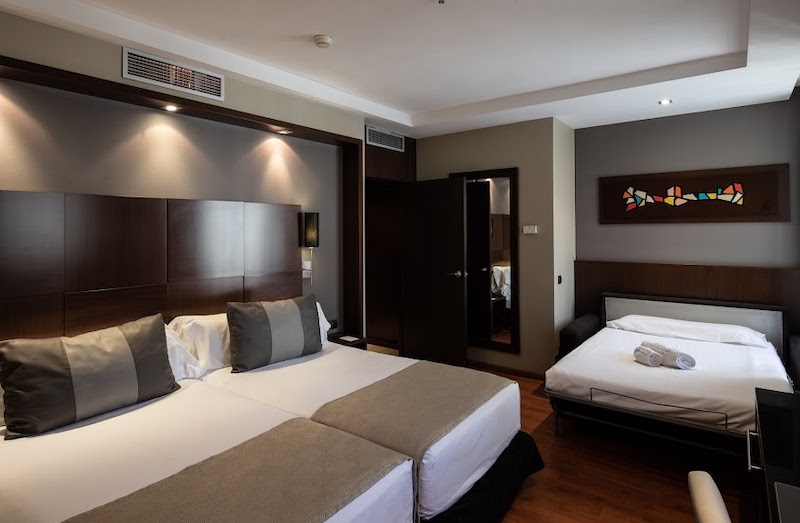 habitacion triple catalonia goya 01