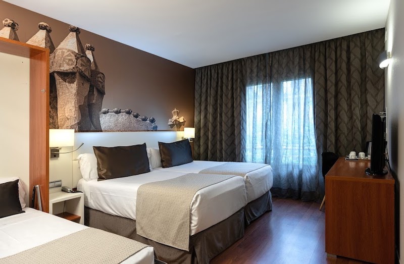 habitacion triple catalonia la pedrera 02