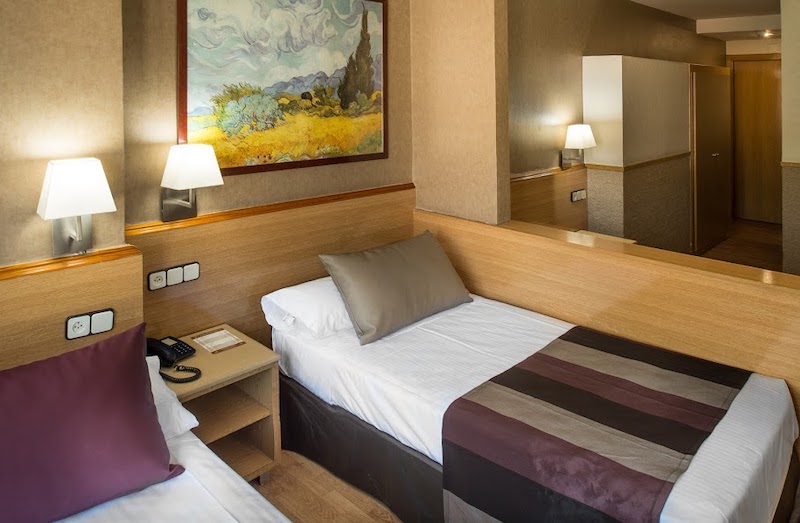 habitacion triple catalonia park guell 02