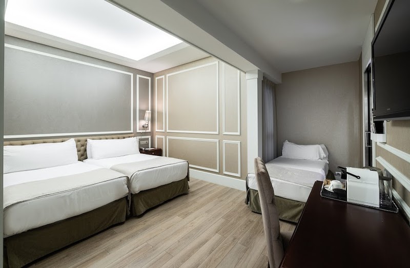 habitacion triple catalonia passeig de gracia 01