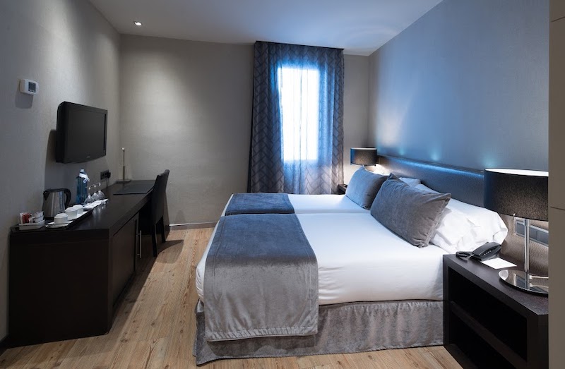 habitacion triple catalonia portal del angel 04