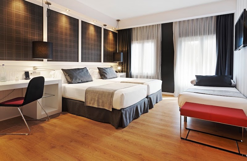 habitacion triple catalonia reina victoria 01