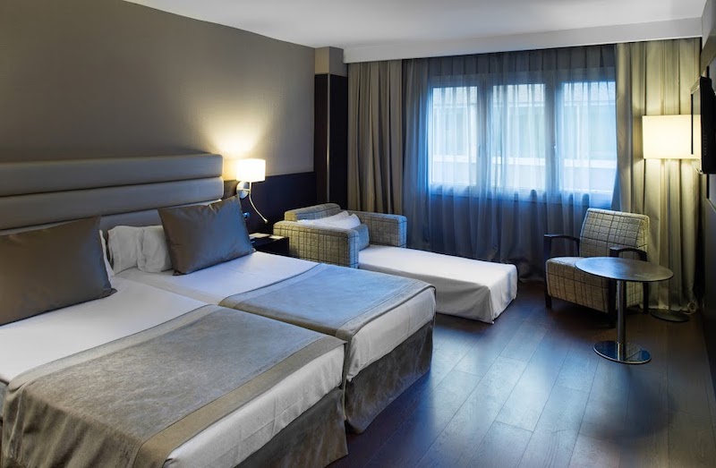 habitacion triple catalonia rigoletto 01