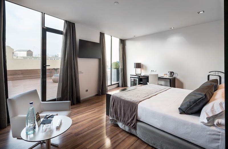 superior terrace deluxe pool catalonia catedral 02