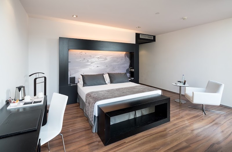 superior terrace deluxe pool catalonia catedral 03